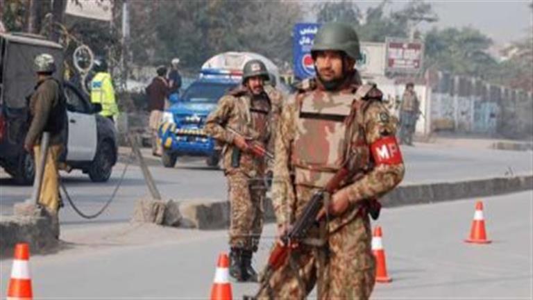 مقتل 13 شخصًا بينهم أطفال إثر انزلاق سيارتهم بحفرة في واد بباكستان