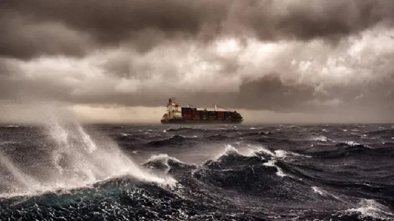 إخلاء سفينة شحن بسبب الأمواج العالية قبالة ساحل جنوب أفريقيا