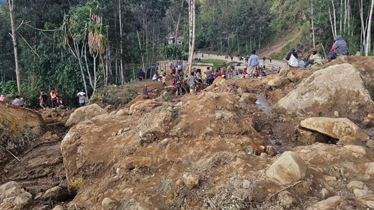 60 شخصا مفقودين إثر انهيار أرضي طمر حافلتي ركاب في نيبال