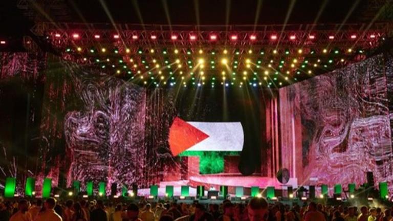 العلم الفلسطيني يرفرف في مهرجان العلمين استعدادًا لحفل منير