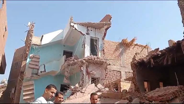 نجاة 20 مواطنا من الموت.. انهيار منزل من 3 طوابق في أسيوط