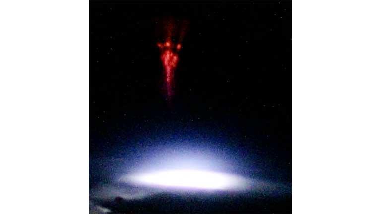 رائد فضاء من ناسا يلتقط صورة للعفريت الأحمر