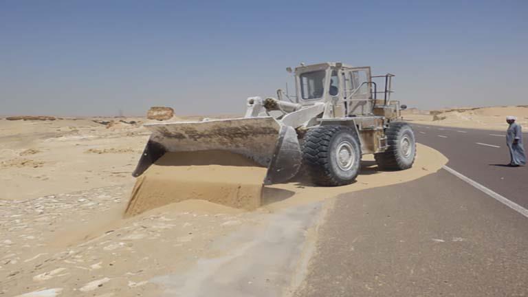  رفع الكثبان الرملية من الطريق الدولي بجنوب سيناء -صور 
