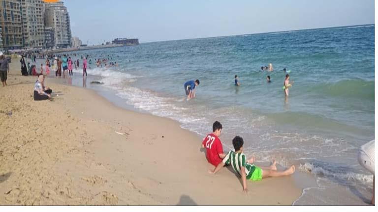 الأعلام الخضراء والصفراء ترفرف على شواطئ الإسكندرية.. والمصايف:"اهربوا من الحر" - صور