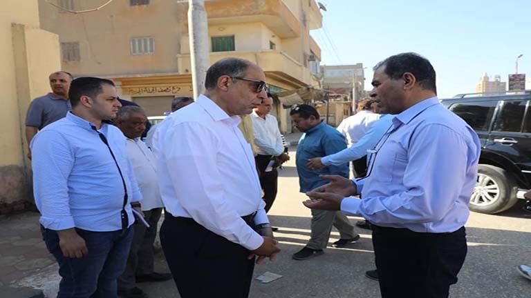 محافظ المنيا يتفقد القطاعات الخدمية ببني مزار ويجتمع مع رؤساء الوحدات المحلية 