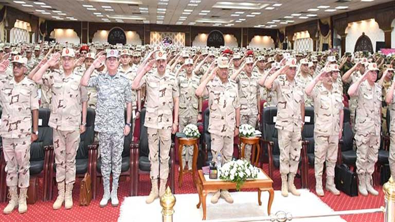 وزير الدفاع يوجه 7 رسائل مهمة خلال أول لقاء بضباط الجيش