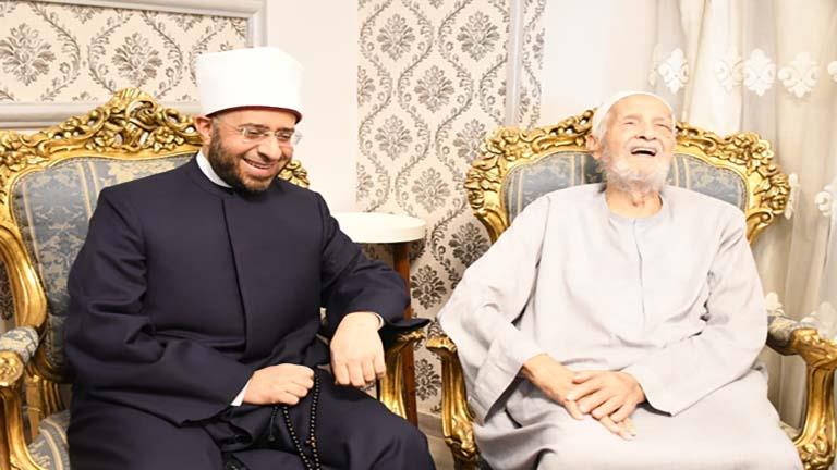 زاره وزير الأوقاف في منزله.. من هو الشيخ منصور الرفاعي عبيد؟