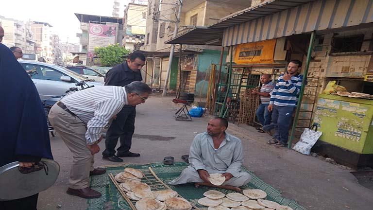محافظ الدقهلية يصادر بطاقات تموين بحوزة مواطن أمام مخبز في المنصورة