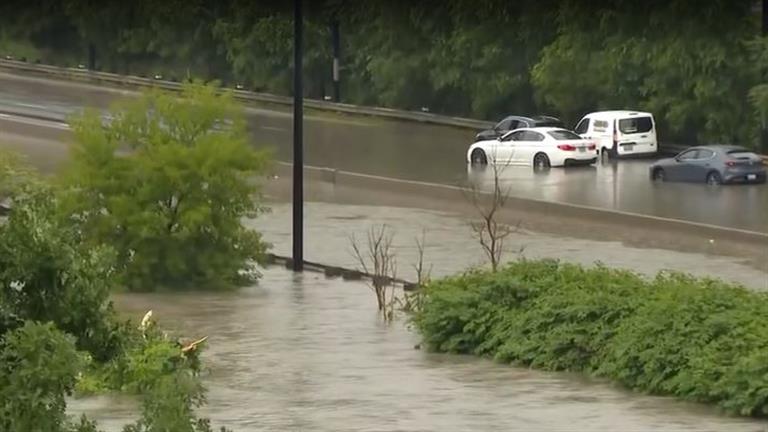 أمطار غزيرة تجتاح تورونتو وتسبب انقطاع الكهرباء وفيضانات
