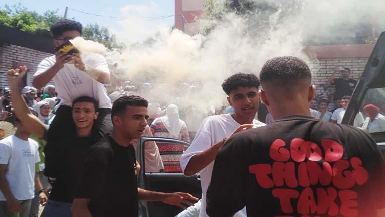 آخر يوم امتحانات.. احتفالات بالورد والألعاب النارية بين طلاب الثانوية العامة بالإسكندرية (فيديو وصور)
