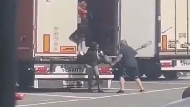 أثناء محاولة تهريبهن.. سائق يجلد نساء مهاجرات داخل شاحنة بإيطاليا (فيديو)