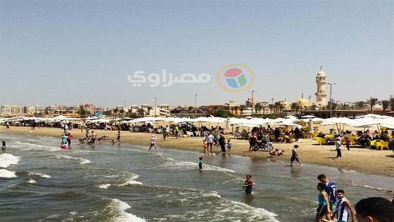 زحام وأسعار الشماسي والكراسي الضعف.. ماذا يحدث على شواطئ بورسعيد؟- صور