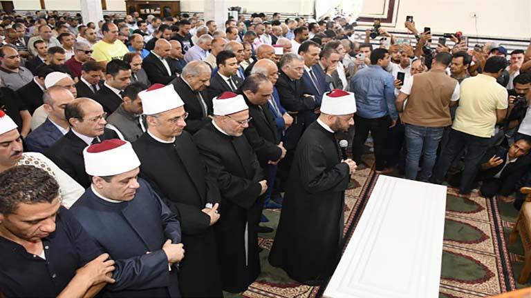 أسامة الأزهري يؤم المصلين في صلاة الجنازة على وزير الأوقاف الأسبق محمد محجوب