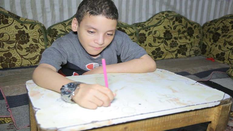 فيديو.. يوسف طفل بالشرقية من ذوي الهمم يجيد الرسم على الخشب ويروى القصص رغم إعاقته