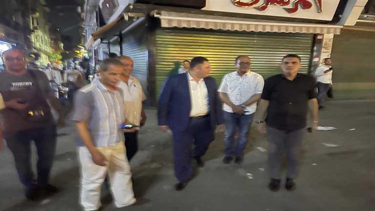 نائب محافظ القاهرة يتابع غلق المحلات التجارية في أحياء شبرا وروض الفرج