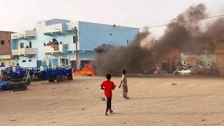 بعد احتجاجات ليلية.. السلطات الموريتانية تقطع الإنترنت عن الهواتف المحمولة
