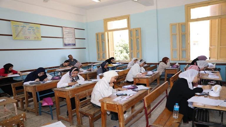 الكيمياء متوسطة والجغرافيا صعبة.. تباين آراء أمهات مصر بشأن امتحانات الثانوية العامة