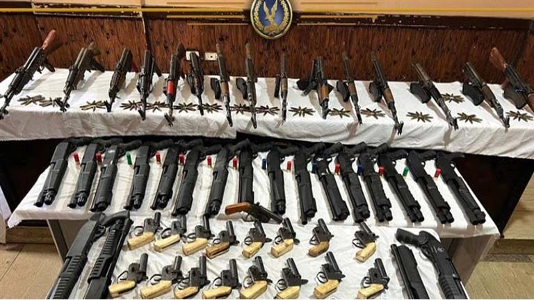 بينهم 22 بندقية خرطوش.. ضبط 36 متهمًا بحوزتهم 42 سلاح ناري ومخدرات أسيوط