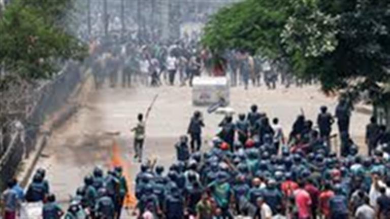 احتجاجات بنجلاديش.. الشرطة تطلق الرصاص الحي على المتظاهرين في دكا