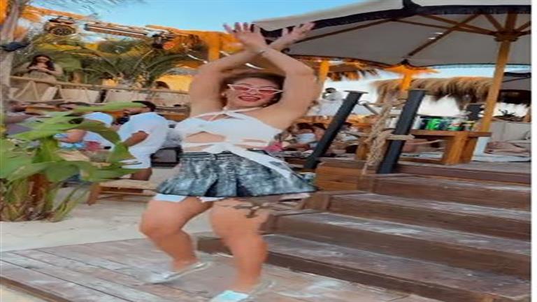 هيدي كرم ترقص بـ"جيبة قصيرة" بإجازتها الصيفية.. وتغلق التعليقات (صور وفيديو)