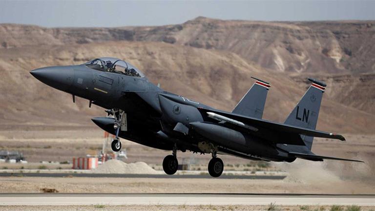 انطلقت من قاعدة النقب.. تقارير: 12 مقاتلة إسرائيلية استهدفت ميناء الحديدة اليمني