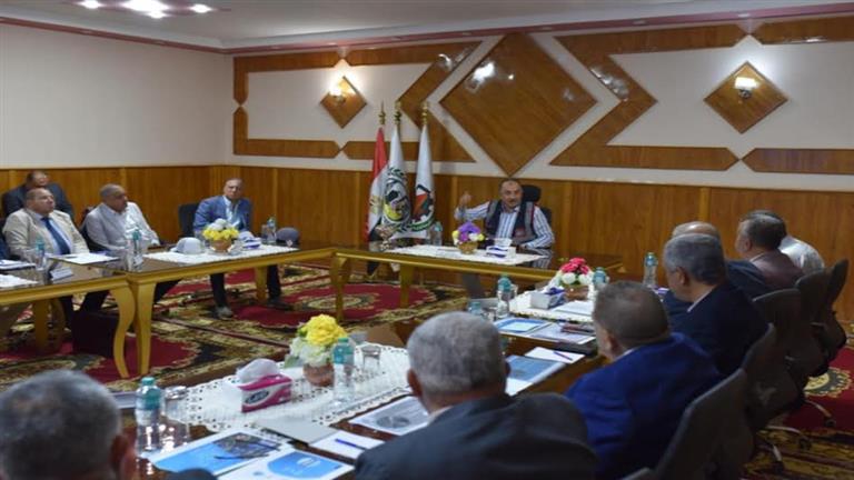 وزير قطاع الأعمال يعقد اجتماعا موسعا مع الرؤساء التنفيذيين للقابضة الكيماوية