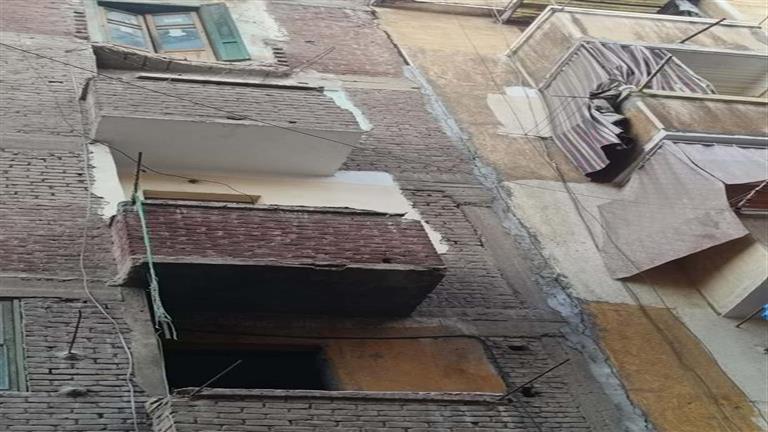 أحدها مأهول بالسكان.. انهيار أجزاء من 4 منازل في الإسكندرية- صور