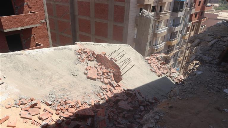 محافظ القليوبية يشرف على إزالة طوابق مخالفة من برج سكني بمدينة بنها 