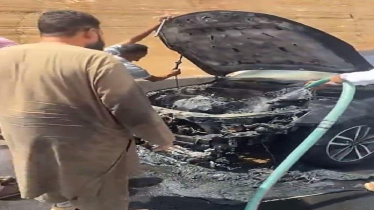 فيديو| شبان سعوديون ينبهون قائد سيارة خلال بداية اشتعال النيران فيها