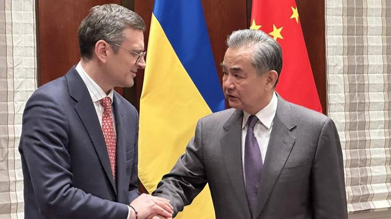 بكين: محادثات وزير الخارجية مع نظيره الأوكراني تناولت كيفية إحلال السلام عبر المفاوضات