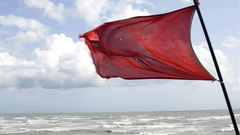 بدءا من الجمعة.. الأرصاد: إنذار بحري ورفع الأعلام الحمراء بهذه الشواطئ