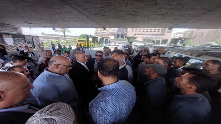 محافظ القاهرة يطالب المواطنين بالإبلاغ عن السائقين المخالفين لتعريفة المواصلات - صور