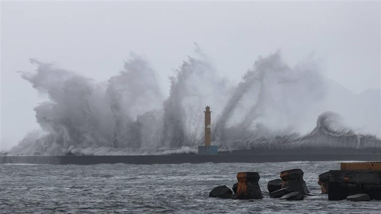إنقاذ 59 شخصا من 6 سفن شحن جنحت بسبب إعصار في تايوان