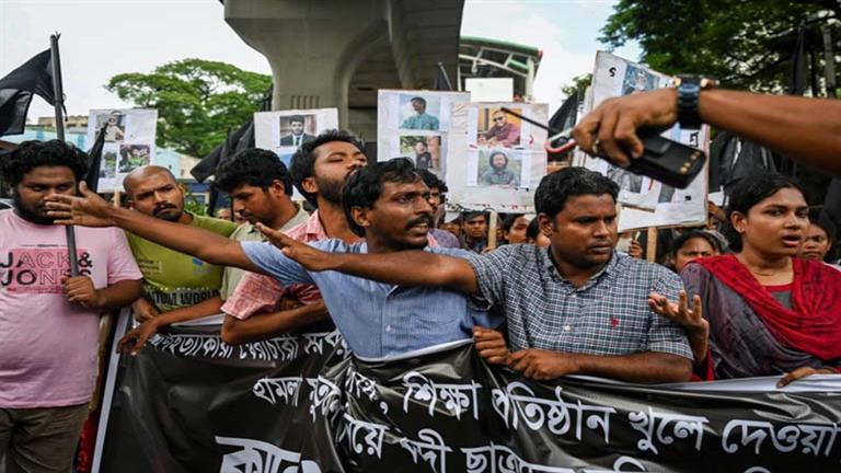 الطلاب يهددون باستئناف التظاهرات في بنجلاديش والحكومة تعيد الإنترنت