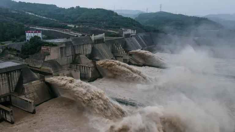إجلاء أكثر من 3800 شخص إثر تصدع سد في وسط الصين