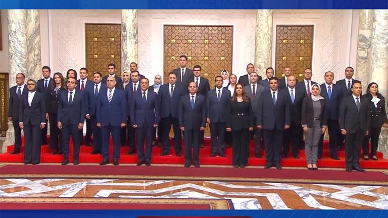 رفقة الرئيس السيسي.. أول صورة للنواب الجدد للمحافظين بعد أداء اليمين