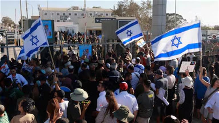 اشتباكات واقتحامات قادها وزراء ونواب.. ماذا حدث داخل سجن سدي تيمان الإسرائيلي؟