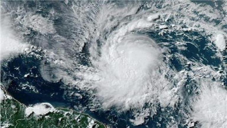 بعد تدميره لجزر كاملة في الكاريبي.. الإعصار "بيريل" يجتاح جامايكا
