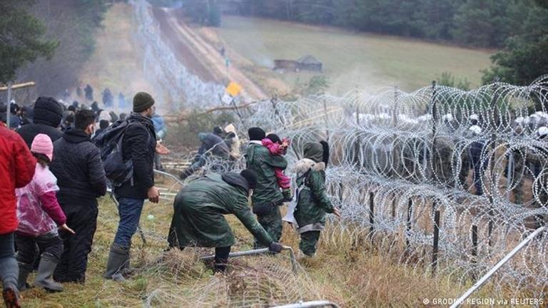 لاتفيا تسجل زيادة كبيرة في عدد المهاجرين عبر الحدود مع بيلاروس