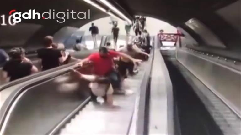 فيديو يكشف واقعة مرعبة.. انقلاب مفاجئ لسلم كهربائي في مترو أنفاق