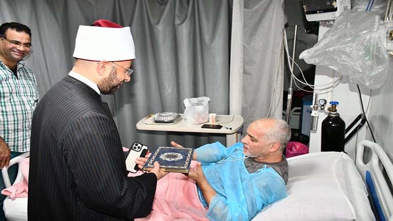 وزير الأوقاف يهدي نسخًا من كتاب الله لمرضى بمستشفى الدعاة - صور