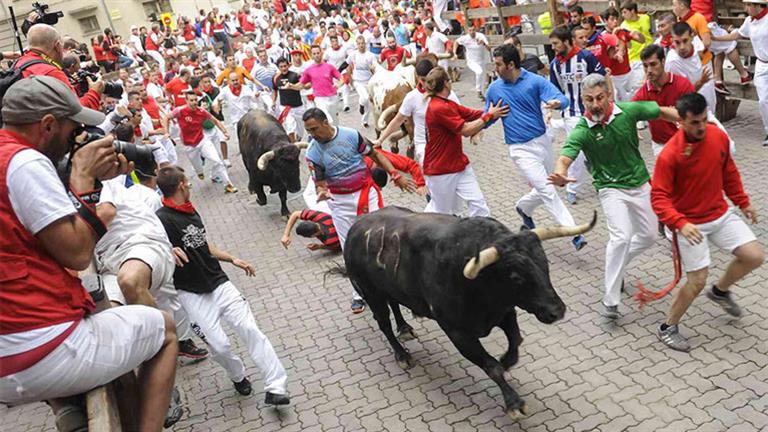 انطلاق مهرجان ركض الثيران المثير للجدل في إسبانيا