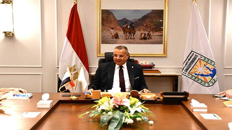 محافظ جنوب سيناء يضبط مخالفة مرورية عكس الاتجاه خلال جولته بـ"الرويسات"