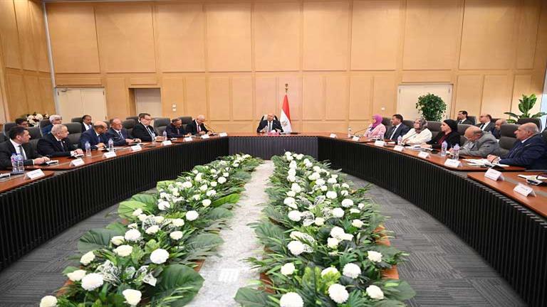 كامل الوزير يعقد لقاءً موسعا مع أعضاء اتحاد الصناعات ورؤساء الغرف 