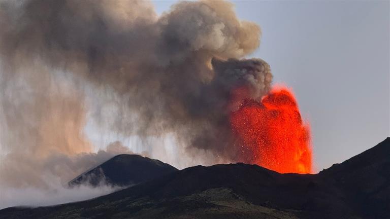 فيديو| كيف يؤثر ثوران بركان "إتنا" في إيطاليا على مصر؟