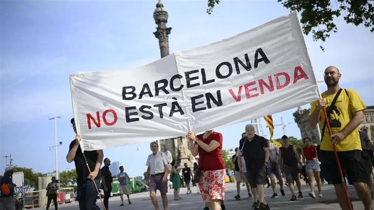 فيديو| بالمسدسات المائية واللافتات.. احتجاجات في برشلونة بإسبانيا ضد السياح