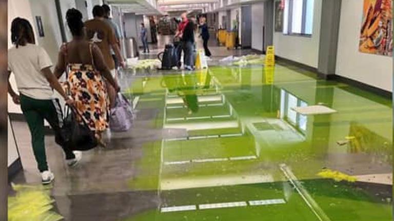 فيديو| سائل غامض أخضر اللون ينتشر على أرضية مطار أمريكي
