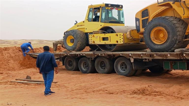 بالصور- بعد استقرار الأحوال الجوية بأسوان.. بدء إصلاح ورفع كفاءة طريق قسطل الشرقي على الحدود السودانية