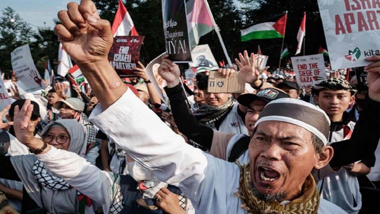 متظاهرون يحتشدون أمام السفارة الأمريكية في جاكرتا دعما لفلسطين