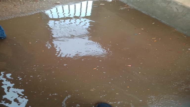 مخاوف من سقوط سيول.. أمطار غزيرة تضرب جنوب أسوان- صور